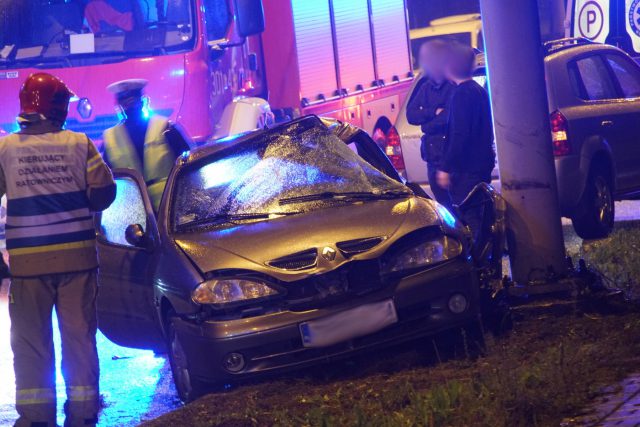 Renault uderzył bokiem w słup latarni. Jedna osoba została zakleszczona we wraku pojazdu (zdjęcia)