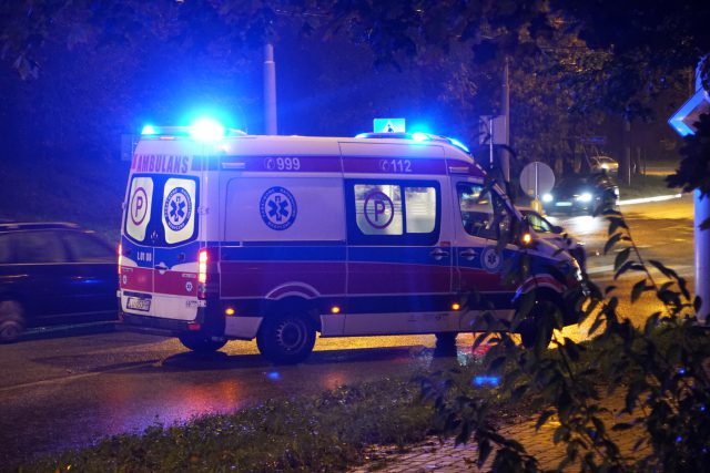 Renault uderzył bokiem w słup latarni. Jedna osoba została zakleszczona we wraku pojazdu (zdjęcia)