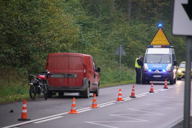 Wypadek na ul. Osmolickiej. Kierujący motorowerem trafił do szpitala (zdjęcia)