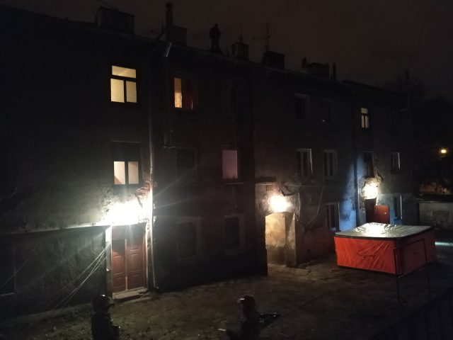 W środku nocy wszedł na dach, zażądał kobiety i kanapek. Wielogodzinne negocjacje z desperatem (zdjęcia)