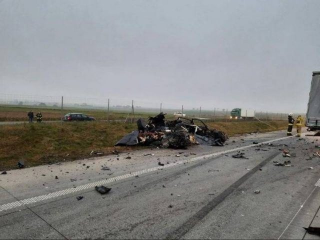 Jechał drogą S17 pod prąd, BMW roztrzaskało się na ciężarówce. Dwie osoby nie żyją (zdjęcia)
