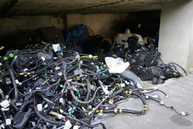 Ponad 200 części o wartości około miliona złotych ze skradzionych pojazdów w „dziupli samochodowej” (zdjęcia)