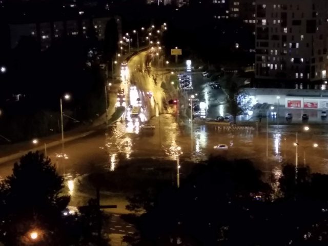 Burza nad regionem: Silne wyładowania atmosferyczne, opady gradu i ulewny deszcz. Zatopione auta, nieprzejezdne ulice (zdjęcia, wideo)