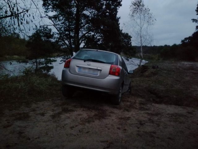 Pijany kierowca toyoty o mało nie wjechał do rzeki (zdjęcia)