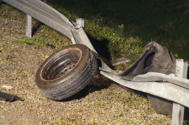 W trakcie dachowania na drodze ekspresowej kierowca wypadł z pojazdu (zdjęcia)
