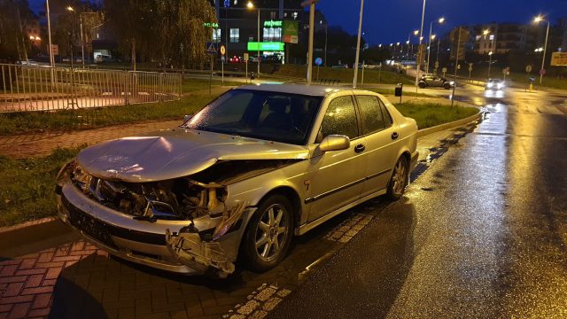 Zderzenie porsche z saabem na skrzyżowaniu. Jeden z kierowców nie ustąpił pierwszeństwa przejazdu (zdjęcia)