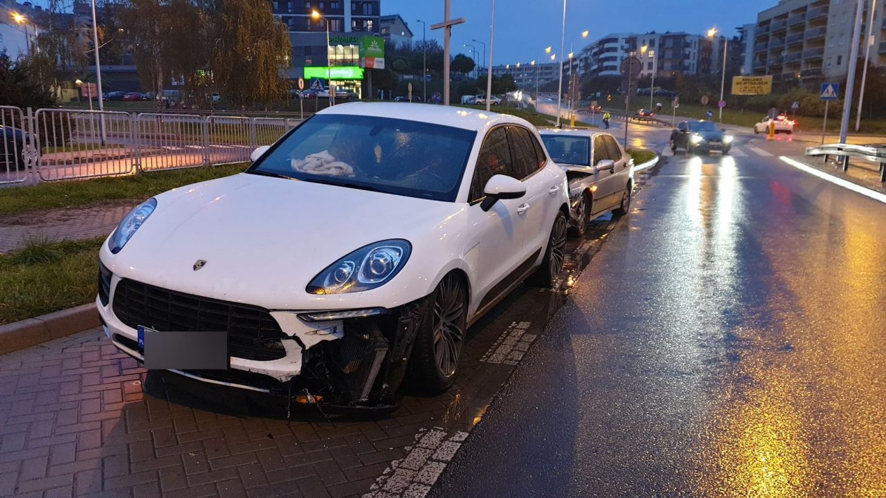 Zderzenie porsche z saabem na skrzyżowaniu. Jeden z