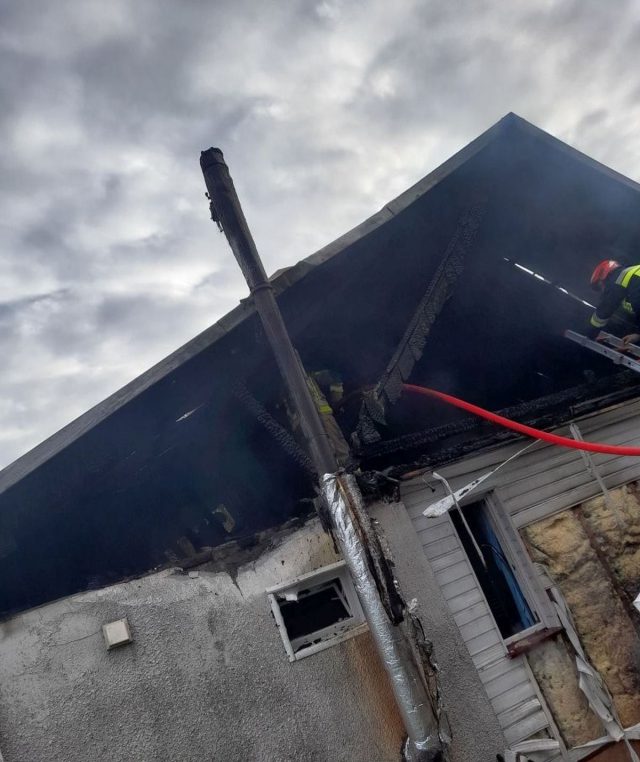 Budynek mieszkalny stanął w płomieniach. Przyczyną pożaru miał być nieszczelny komin (wideo, zdjęcia)