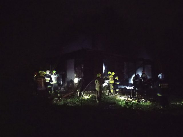 Nocny pożar budynku mieszkalnego koło Lublina. Dom spłonął doszczętnie (zdjęcia)