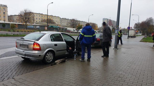 Zderzenie alfy romeo, opla i audi przed skrzyżowaniem. Jedna osoba trafiła do szpitala (zdjęcia)