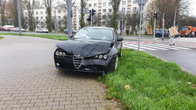 Zderzenie alfy romeo, opla i audi przed skrzyżowaniem. Jedna osoba trafiła do szpitala (zdjęcia)