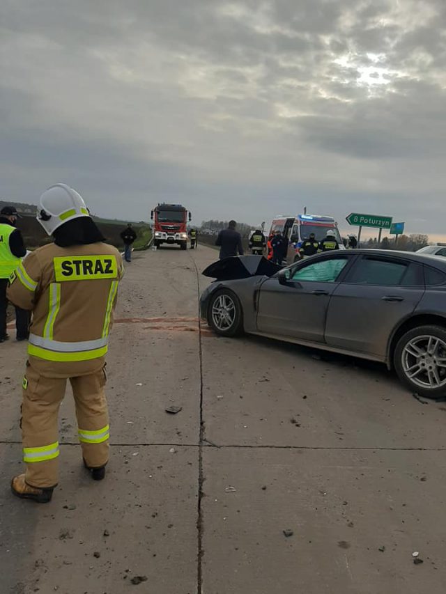 Porsche przewróciło ciężarówkę przewożącą butle gazowe. Groźne zderzenie na skrzyżowaniu (zdjęcia)