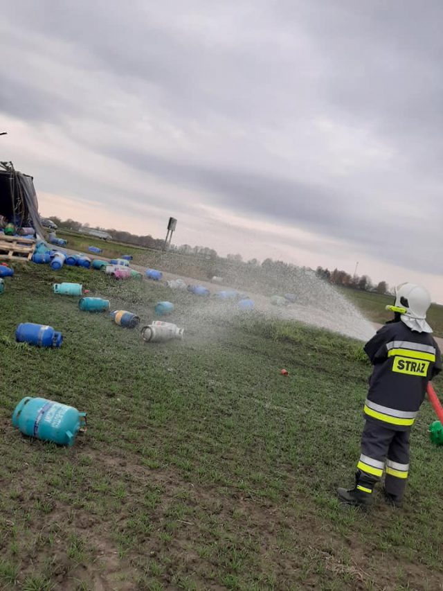 Porsche przewróciło ciężarówkę przewożącą butle gazowe. Groźne zderzenie na skrzyżowaniu (zdjęcia)