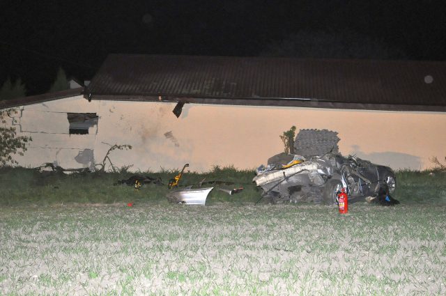 Rozpędzone BMW uderzyło w ścianę, dwóch pasażerów zginęło na miejscu. Kierowca był niepoczytalny