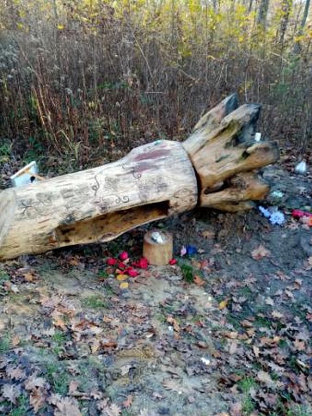 Kapliczka w lesie Dąbrowa została dwukrotnie zdewastowana. Najpierw ją przewrócono, potem wyrzucono figurę