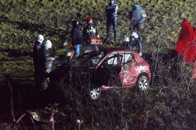 Peugeot wpadł do wody. Trzy młode osoby zginęły na miejscu (zdjęcia)