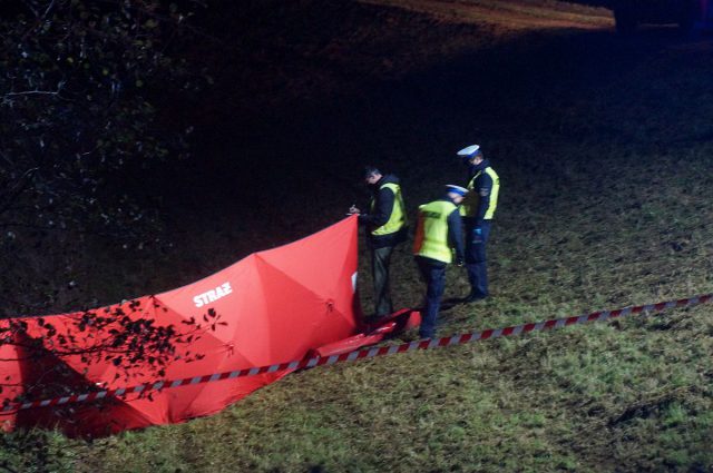 Peugeot wpadł do wody. Trzy młode osoby zginęły na miejscu (zdjęcia)