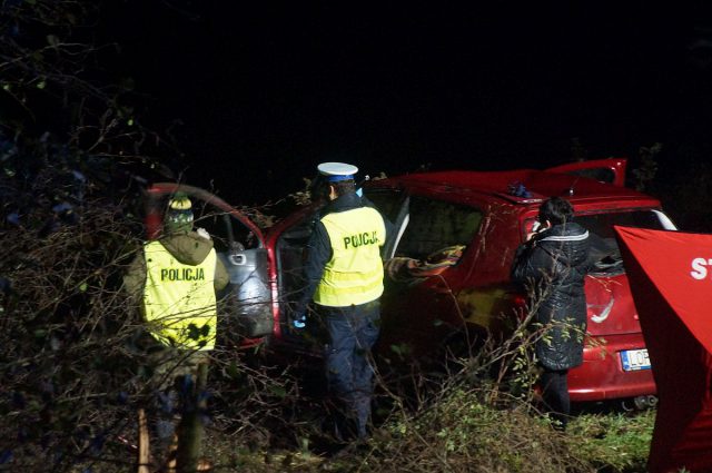 Peugeot wpadł do wody. Trzy młode osoby zginęły na miejscu (zdjęcia)