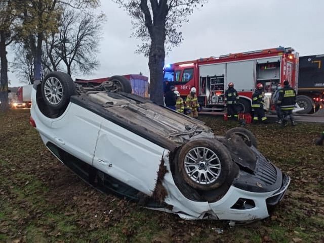 Podczas wyprzedzania zaczepiła o zderzak ciężarówki. Po chwili doszło do dachowania (zdjęcia)