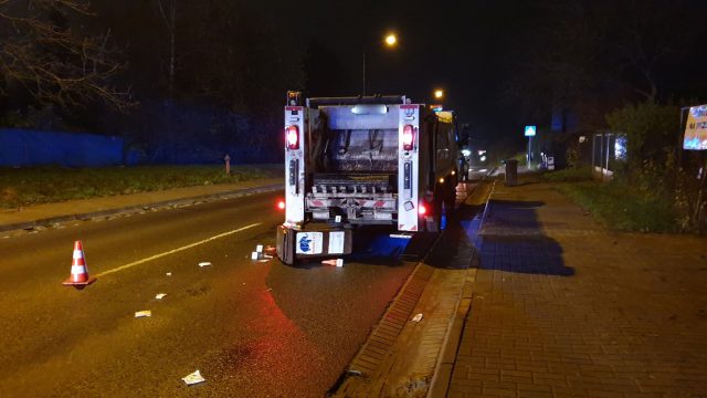 Wjechał w śmieciarkę, potrącił pracownika i uciekł. Kierowca dostawczego renaulta był pijany (zdjęcia)