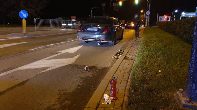 Mężczyzna przebiegał przez jezdnię, został potrącony przez mercedesa (zdjęcia)