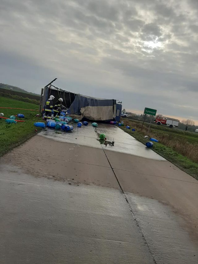 Porsche przewróciło ciężarówkę przewożącą butle gazowe. Groźne zderzenie na skrzyżowaniu (zdjęcia)