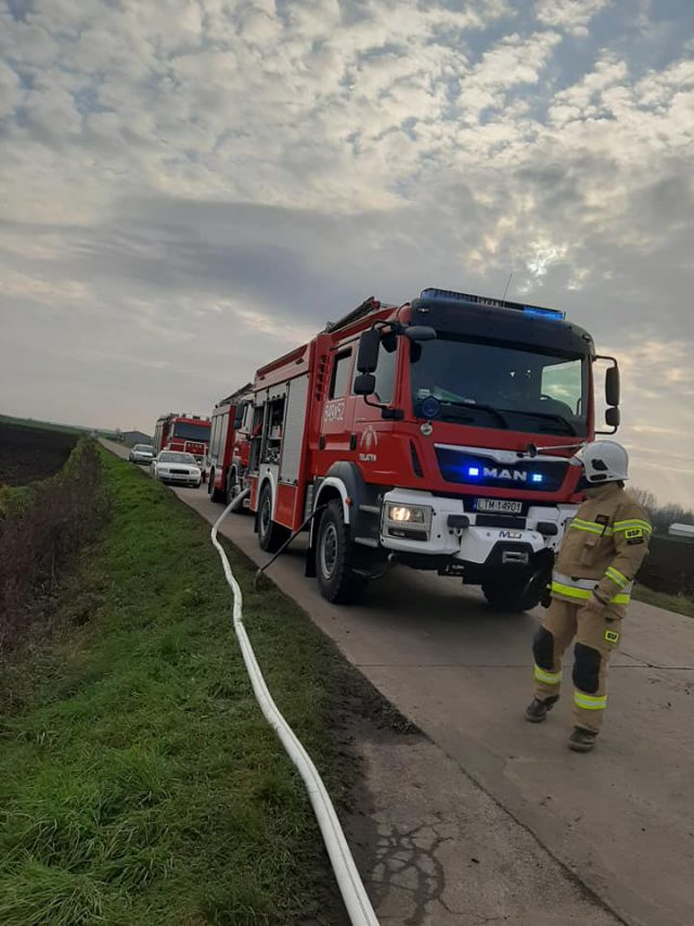 Porsche przewróciło ciężarówkę przewożącą butle gazowe. Groźne zderzenie na skrzyżowaniu (zdjęcia)