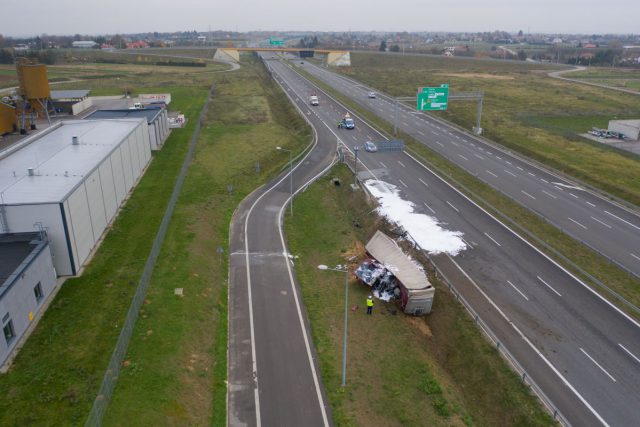 Utrudnienia na obwodnicy Lublina potrwają wiele godzin. Skomplikowana akcja wyciągania ciężarówki (wideo)