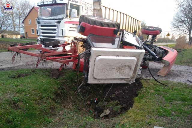 Traktorzysta zaczął skręcać, kiedy był wyprzedzany przez ciężarówkę. Miał zakaz kierowania pojazdami (zdjęcia)
