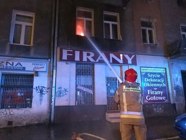 Pożar w kamienicy przy ul. Zamojskiej. Mieszkanie stanęło w ogniu (zdjęcia)