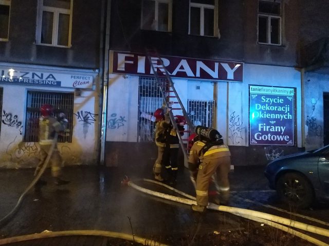 Pożar w kamienicy przy ul. Zamojskiej. Mieszkanie stanęło w ogniu (zdjęcia)