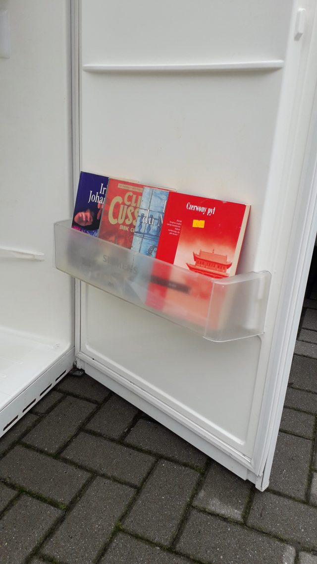 Biblioteka wyszła z propozycją dla osób „głodnych książek”. Odbierać je można całą dobę… z lodówki (zdjęcia)