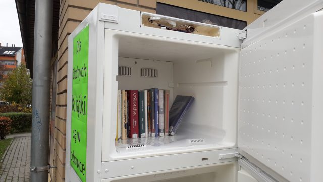 Biblioteka wyszła z propozycją dla osób „głodnych książek”. Odbierać je można całą dobę… z lodówki (zdjęcia)