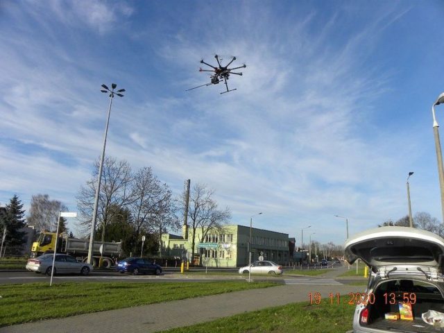 Nad domami lata dron z czujnikami. Potem do niektórych mieszkańców pukają strażnicy miejscy (zdjęcia)