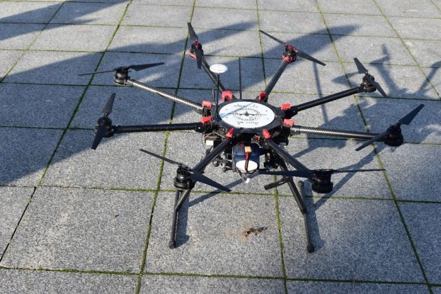 Nad domami lata dron z czujnikami. Potem do niektórych mieszkańców pukają strażnicy miejscy (zdjęcia)