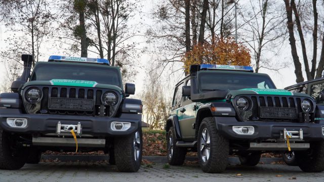 Będą patrolować granicę Jeepami Wrangler Sahara. Nowe pojazdy trafiły do Straży Granicznej