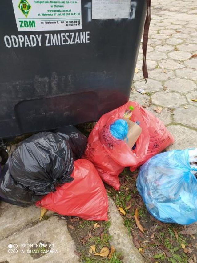 W śmieciach natrafiono na odpady medyczne. To kolejny taki przypadek (zdjęcia)