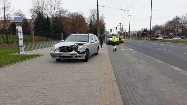 Mercedes zderzył się z dostawczym oplem. Jeden z kierowców nie ustąpił pierwszeństwa przejazdu (zdjęcia)