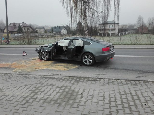 Zderzenie audi ze skodą na drodze krajowej nr 19. Są utrudnienia w ruchu (zdjęcia)