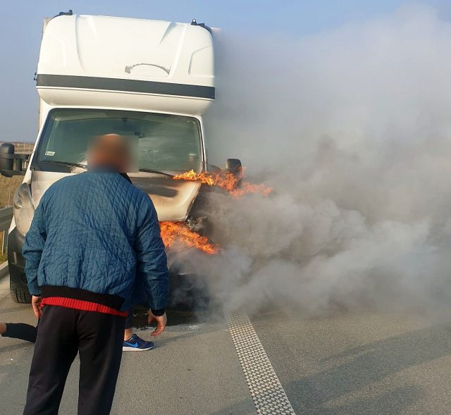 Na drodze ekspresowej płonie auto dostawcze. Trasa jest zablokowana (zdjęcia)