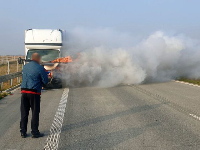 Na drodze ekspresowej płonie auto dostawcze. Trasa jest zablokowana (zdjęcia)