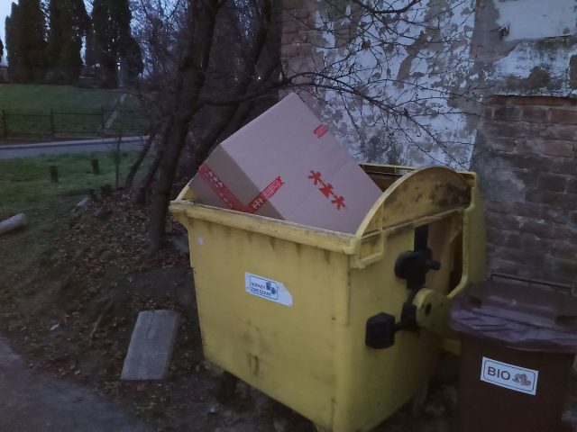 Śmieci drożeją, więc mieszkańcy pilnują, co ląduje w kontenerach. Przy bloku znaleziono odpady ze żłobka (zdjęcia)