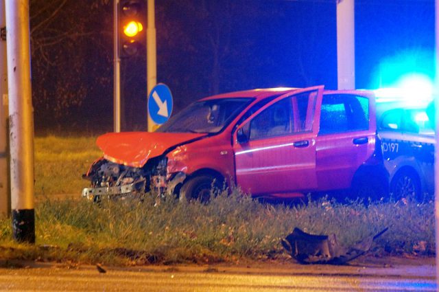 Nocne zderzenie dwóch aut na rondzie w Lublinie (zdjęcia)