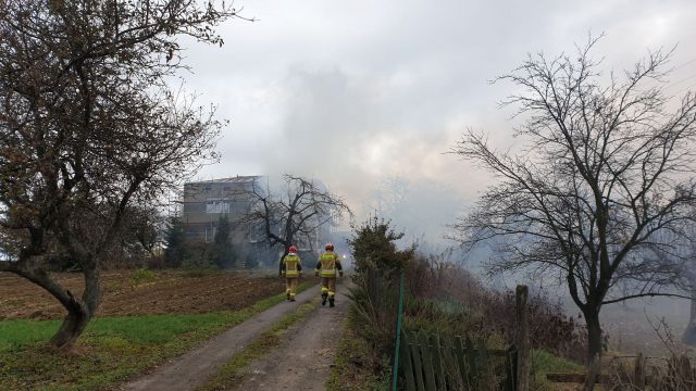 Na osiedlu pojawił się gęsty dym, mieszkańcy wezwali strażaków. Okazało się, że sąsiad rozpalił w piecu (zdjęcia)