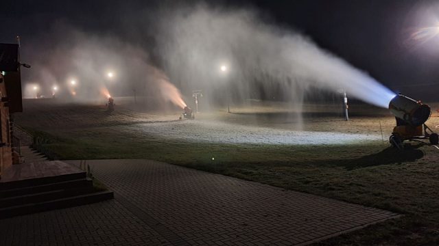 Stoki narciarskie w naszym regionie szykują się do sezonu. Pierwszy z nich już uruchomił armatki śnieżne