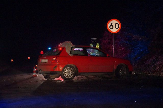Audi uderzyło w skarpę, kierowca uciekł. Mężczyznę znaleziono w pobliskich zaroślach (zdjęcia)