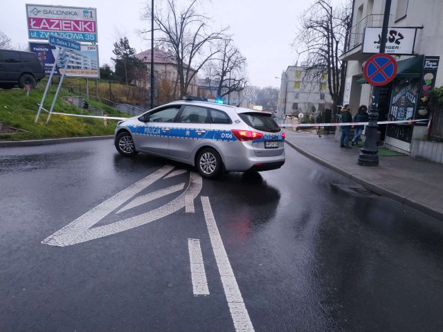 Staranował ogrodzenie budowy, wjechał w rusztowanie i uciekł. Zablokowana ulica w centrum Lublina (zdjęcia)