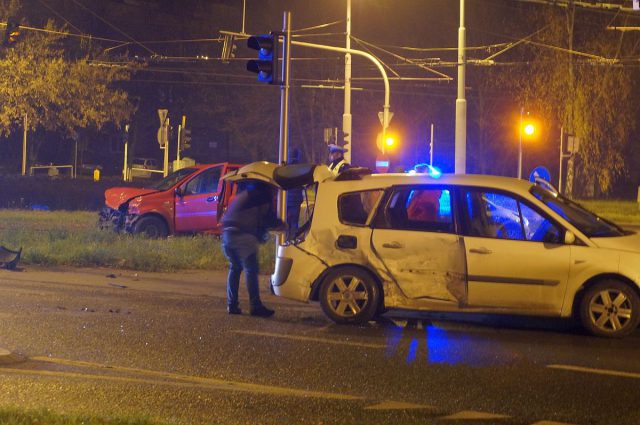 Nocne zderzenie dwóch aut na rondzie w Lublinie (zdjęcia)