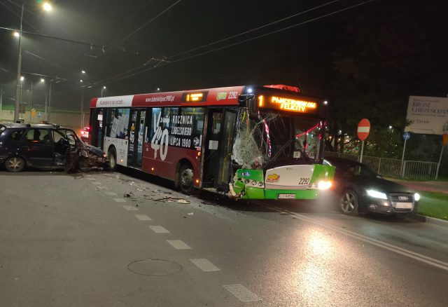 Pijany kierowca jechał pod prąd, zderzył się z autobusem (zdjęcia)