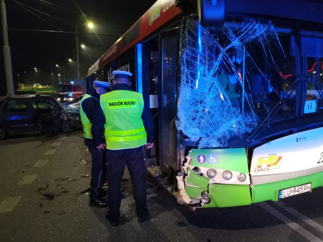 Pijany kierowca jechał pod prąd, zderzył się z autobusem (zdjęcia)